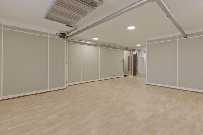 Building Photo - 6645 N Greenview Ave