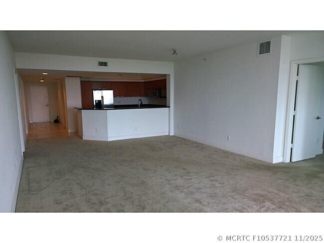Foto del edificio - 14951 Royal Oaks Ln