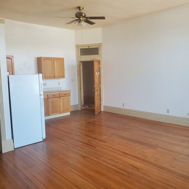 Foto del edificio - 216 E 1st St