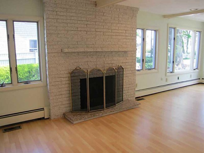 Building Photo - 118 Sauga Ave