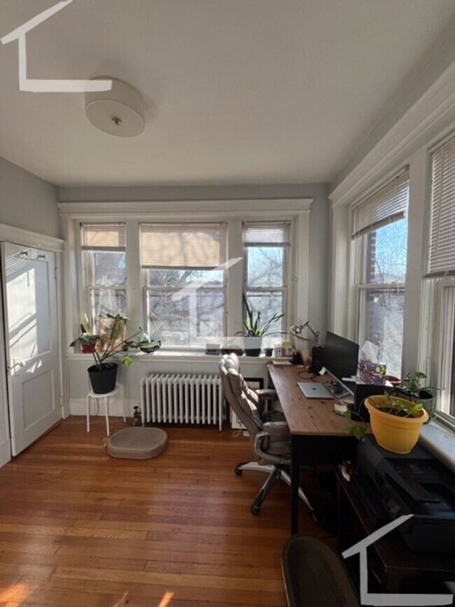 Foto del edificio - Gorgeous sunny apartment available now due to a lease break - great deal!