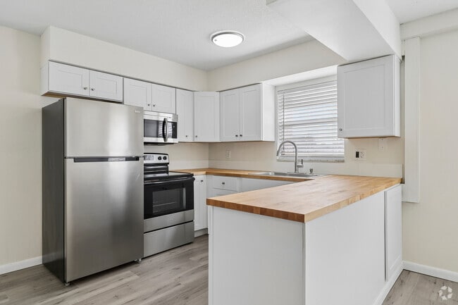 1BR, 1BA - 646SF - Kitchen - Avanda Oaks-One Month Free!