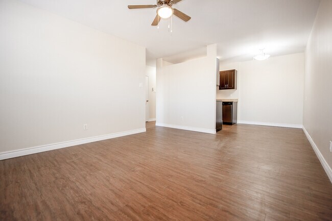 1BDR - Salon - 333 Edison Apartment