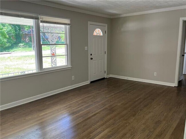 Building Photo - 2216 Holly Hill Dr