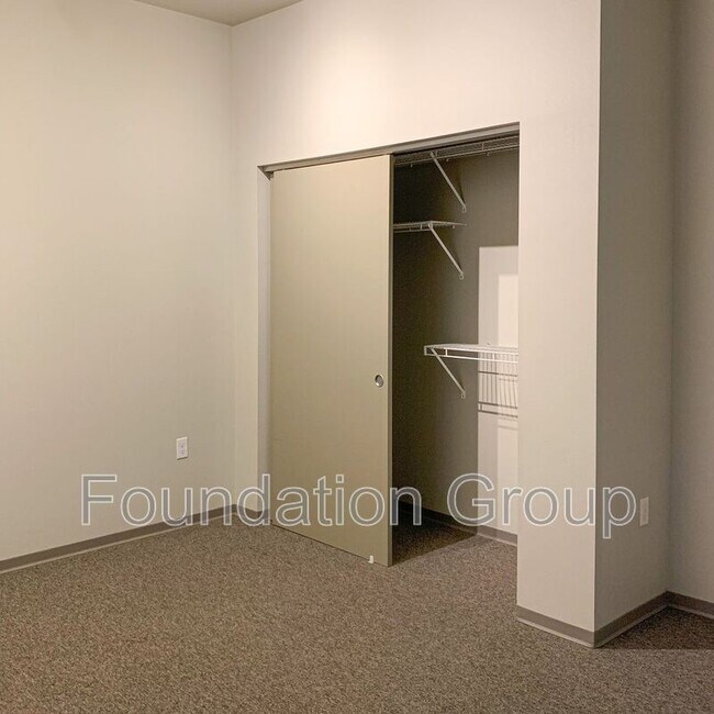 Foto del edificio - 2400 E Boston St