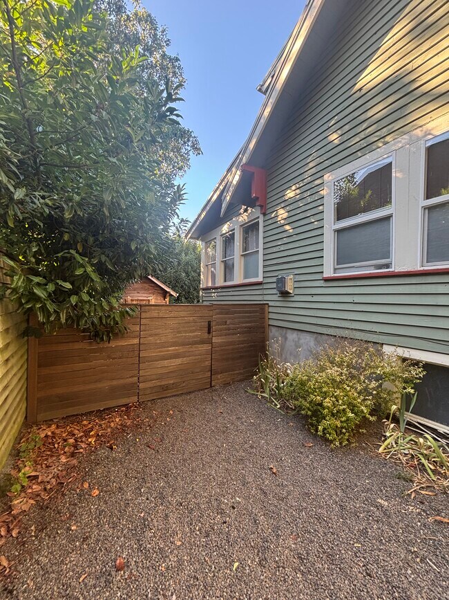 Foto del edificio - 8015 N John Ave