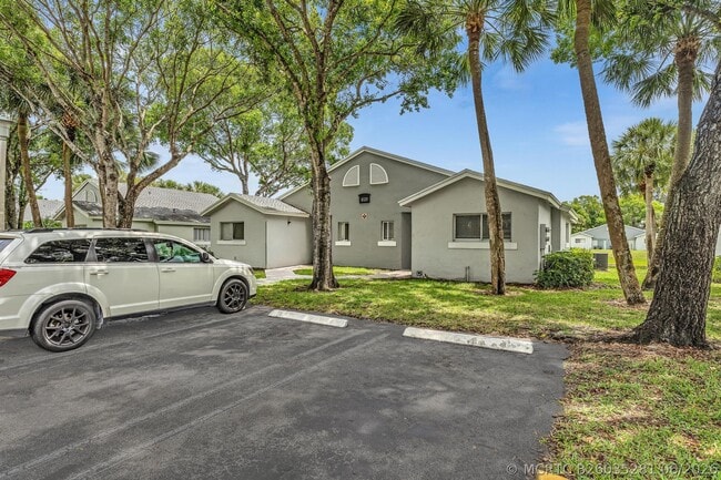 Building Photo - 1020 Lake Victoria Dr