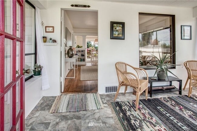 Foto del edificio - Timeless Charm Meets Thoughtful Updates in This Light-Filled Retreat