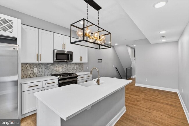 Building Photo - 2528 E Albert St