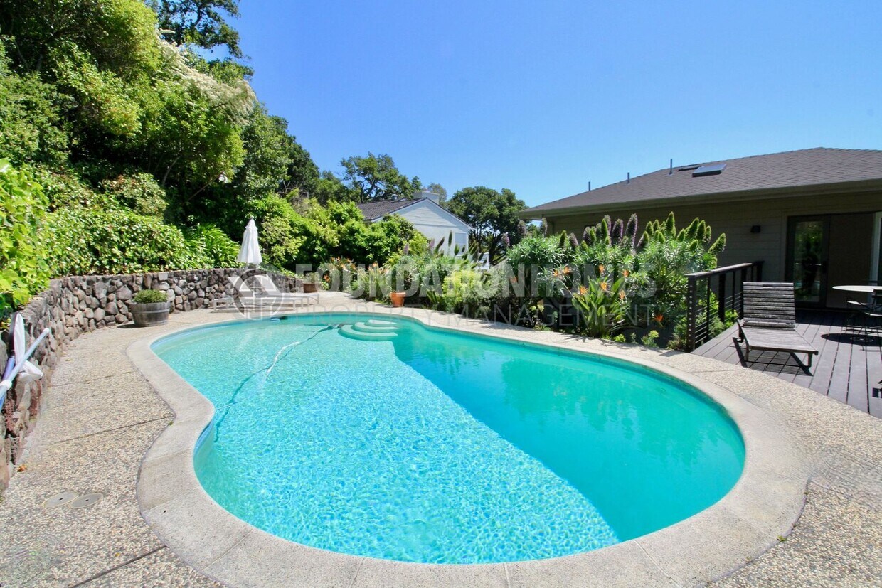 Foto principal - Serene Home with Pool in Quiet & Convenien...