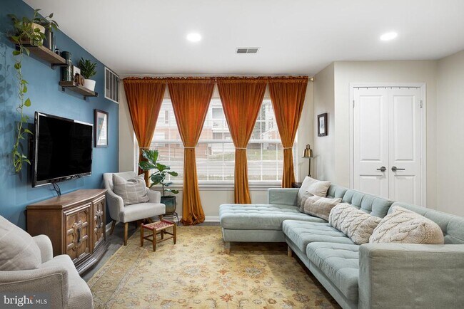 Building Photo - 645 Constellation Square SE