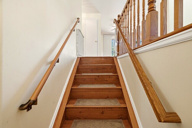 Foto del edificio - $1,995.95 4-bed, 1.5 bath, located in Colorado Springs with a large back yard