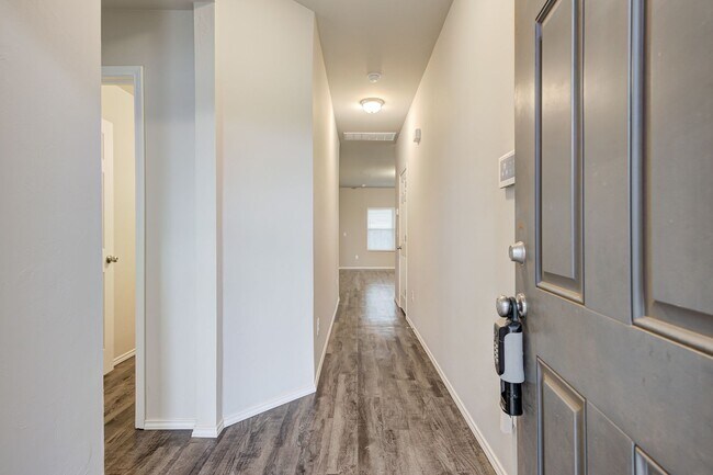 Building Photo - Beautiful 4 Bedroom / 2 Bathroom Home in Y...