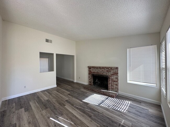 Foto del edificio - 7955 Deer Lake Dr