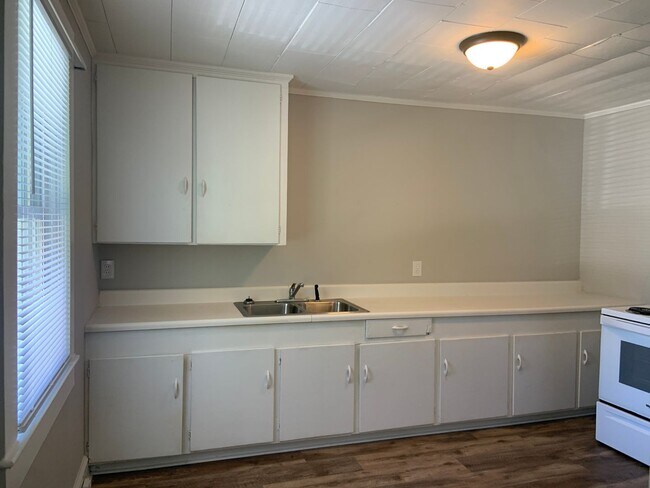 Building Photo - 1 Bedroom Duplex,  Lawn service included!