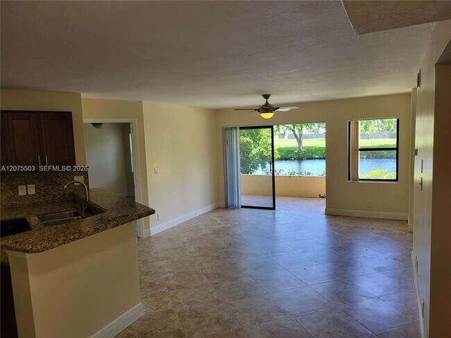 Building Photo - 9999 Summerbreeze Dr