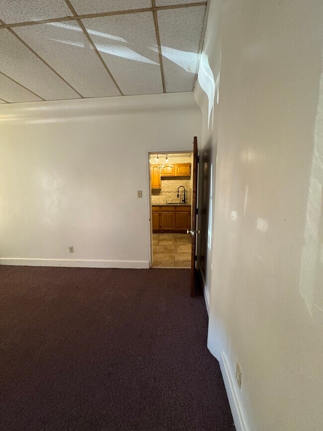 Puerta del salón que da a la cocina - 151 N Hanover St