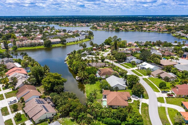 Foto del edificio - 1369 Riverside Cir
