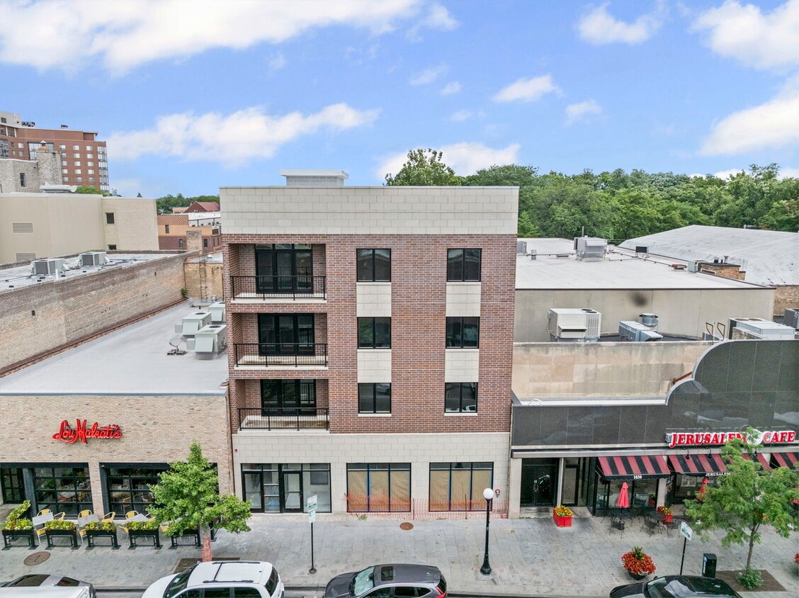 Primary Photo - 1036 Lake St