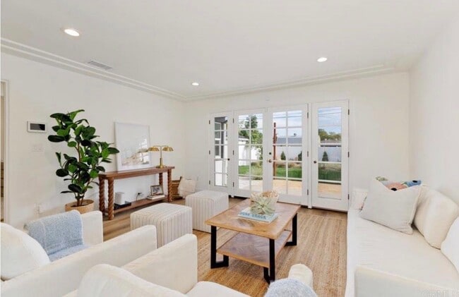 Foto del edificio - 4657 Lenore Dr