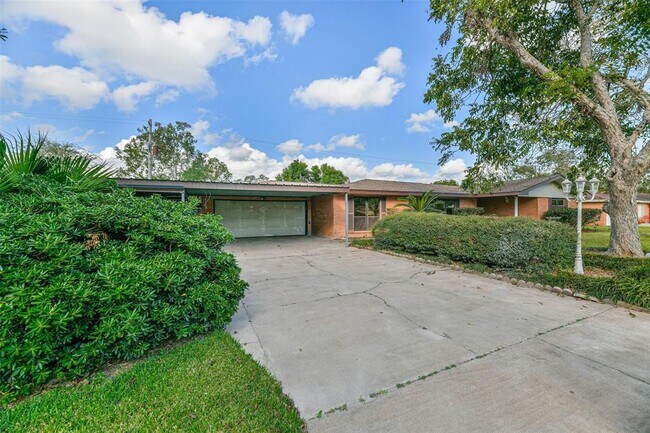 Building Photo - 8102 Dellanera Rd