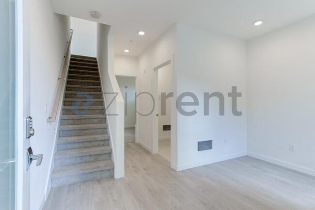Building Photo - Unit