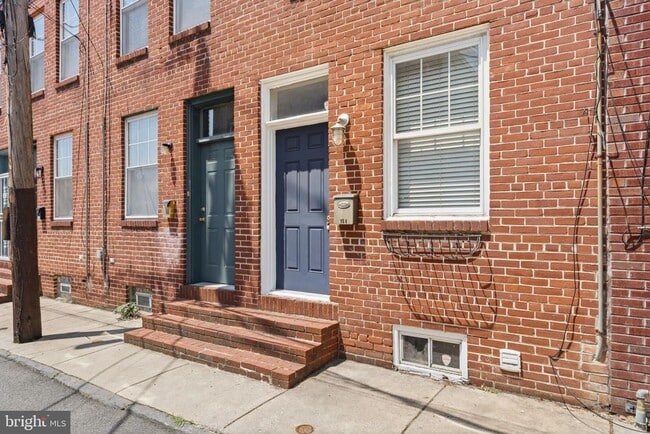 Building Photo - 928 N Bambrey St