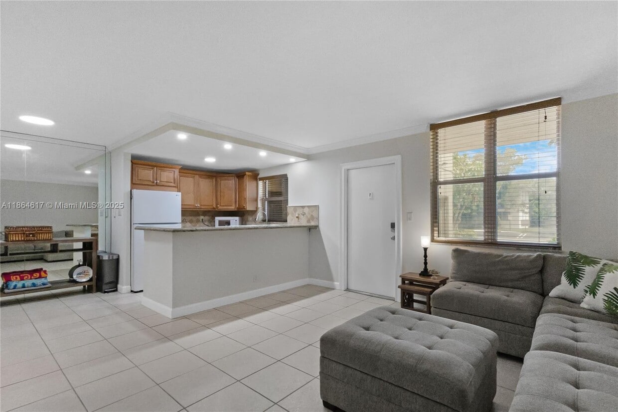 Foto principal - 2400 NE 10th St