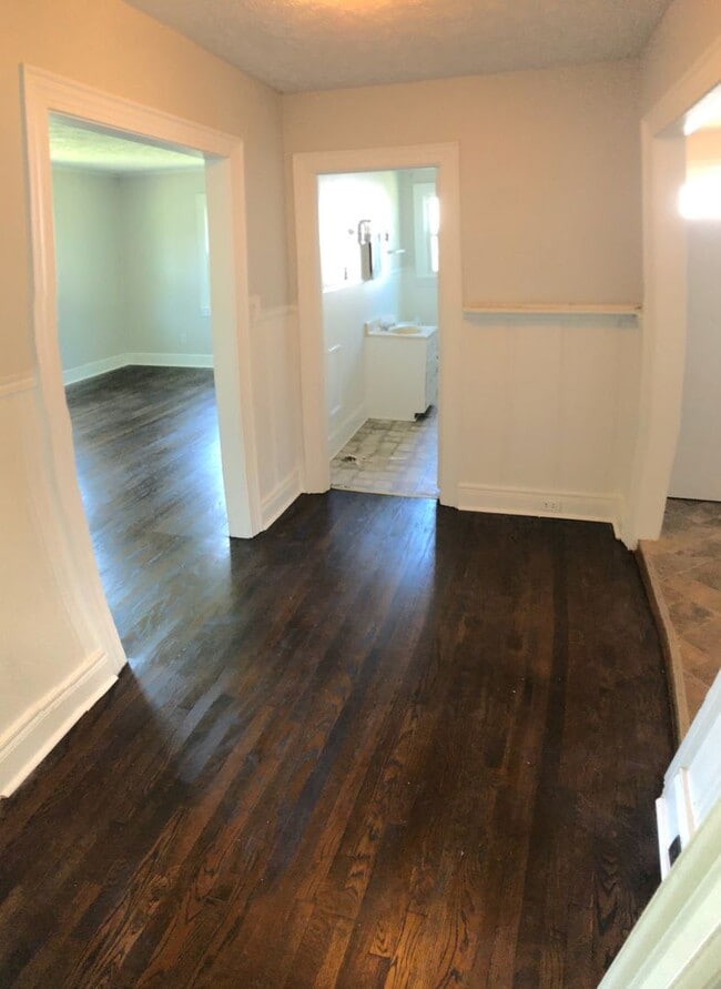 Building Photo - FOR LEASE - 2 bed, 1 bath, 1000 sqft Home ...