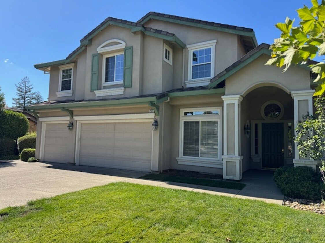 Foto principal - Gorgeous 5 bedroom + office, 4.5 bath Alam...