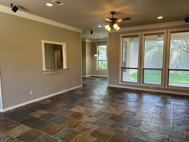 Building Photo - College Station - 3 bedroom 2 bath- 2 car garage - fenced in back yard home in Castlegate