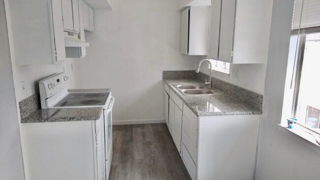 Building Photo - 3500 Rainbow Ln