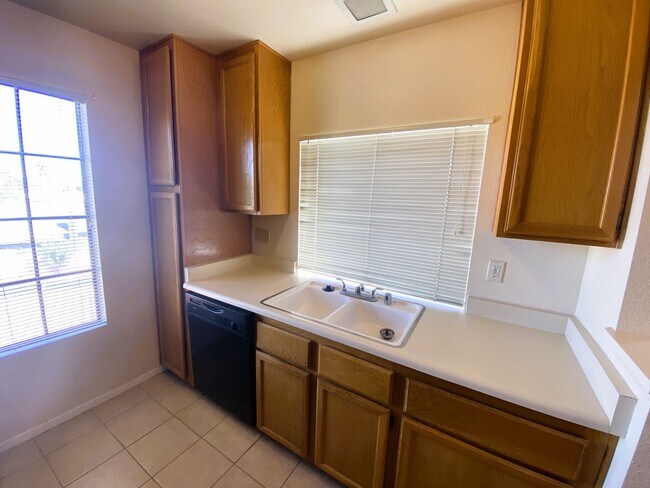 Foto del edificio - Lovely dual master condo in a gated community with a large patio! Easy access to the strip, Great...