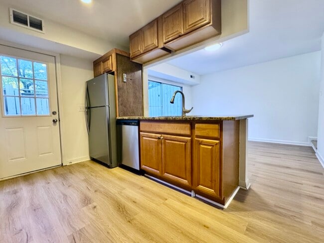 Foto del edificio - 100 Mathews Dr