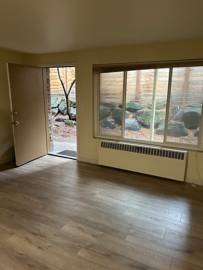 Building Photo - 936 Broadway E