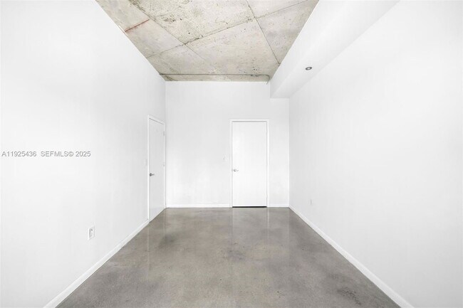 Foto del edificio - 10 SW South River Dr