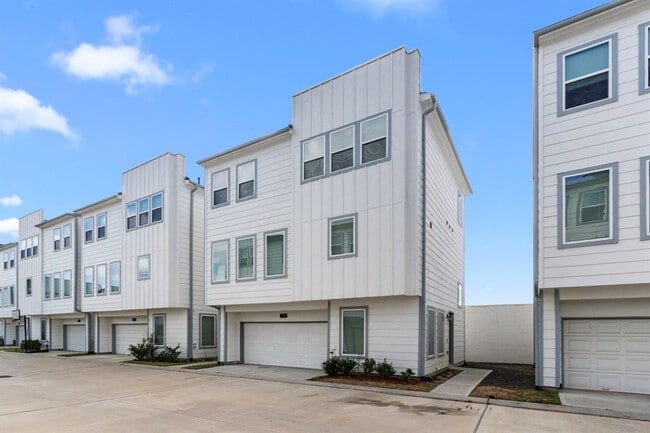 Building Photo - 1739 Cove Cres Ct
