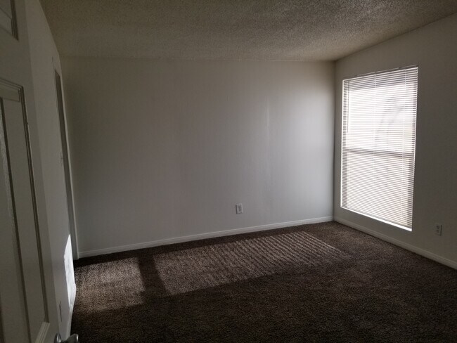 Building Photo - 1204 Warwick Ct