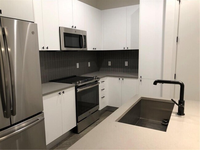 Foto del edificio - 800 Embassy Dr