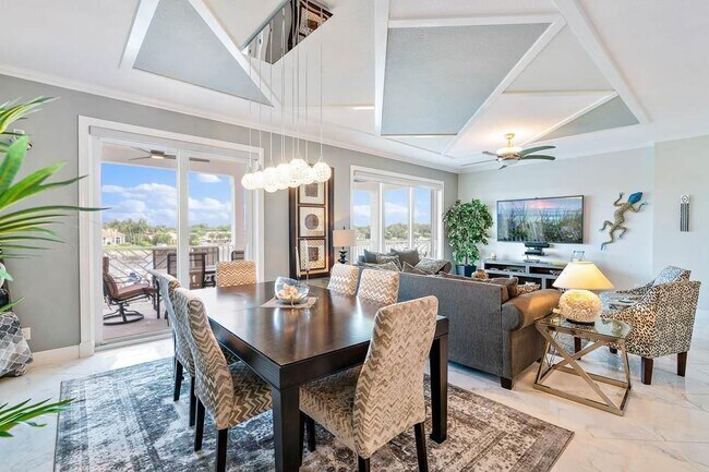 Building Photo - 633 Bay Colony Dr S