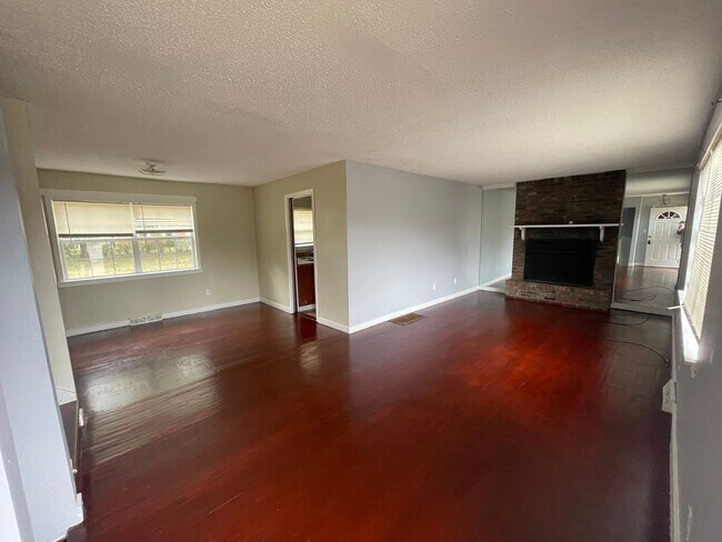 Building Photo - 532 10th Ave NW