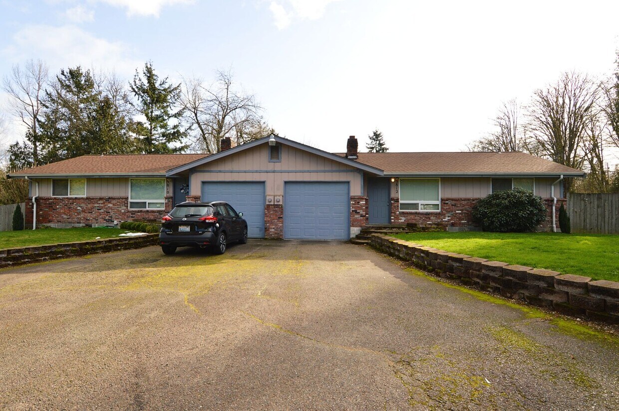 Primary Photo - Beautifully updated 2 bedroom duplex in Fi...