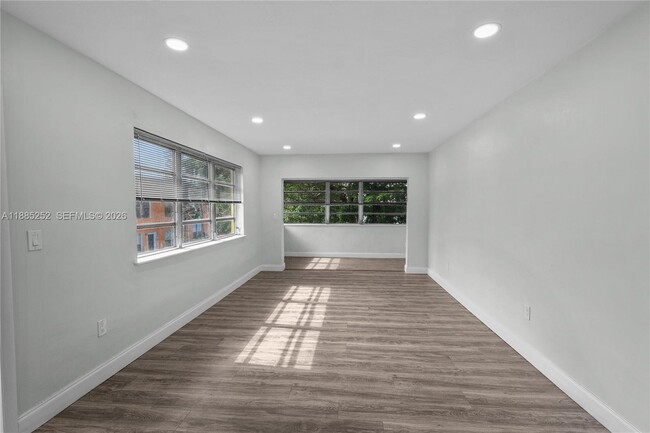 Building Photo - 245 NE 191st St