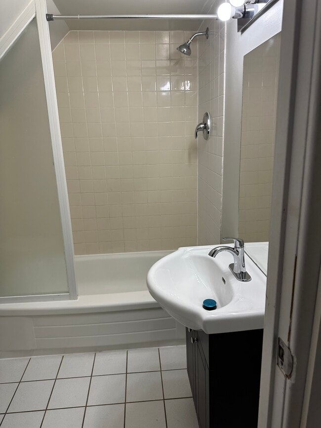 Building Photo - Cool One-Bedroom On Victoria For Rent!
