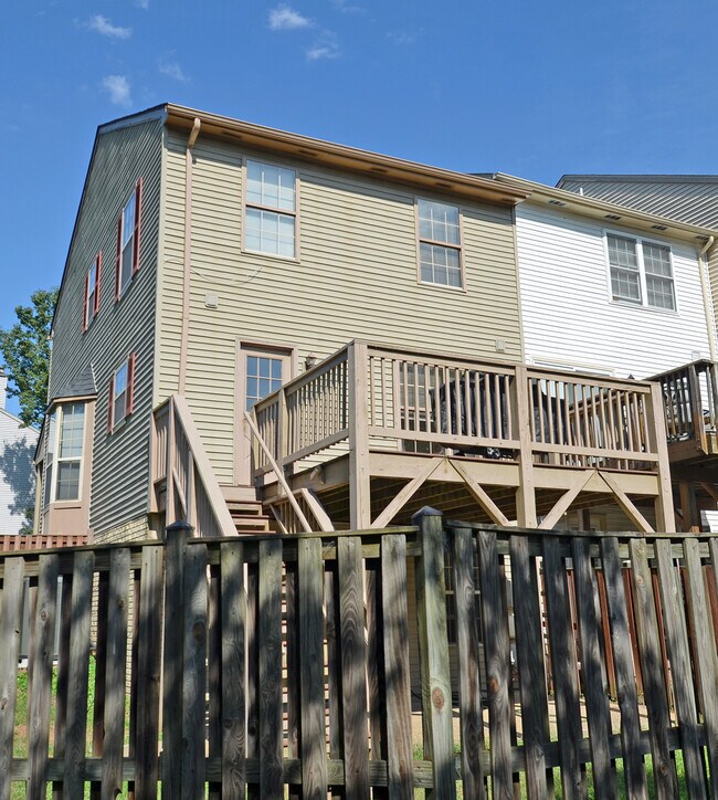 Rear deck - 6934 Hovingham Ct