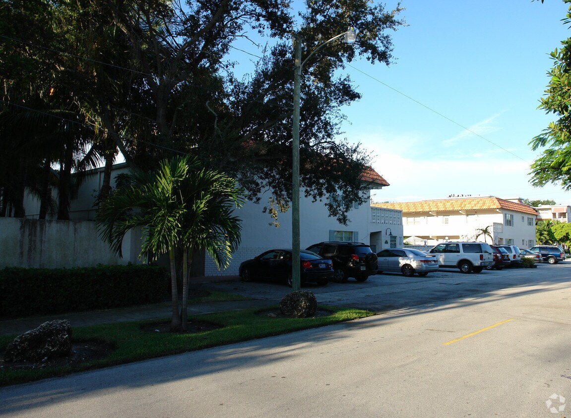Building Photo - Isle Apartments
