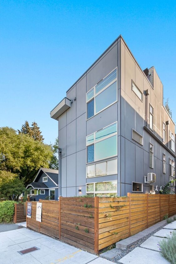 Foto principal - Ultra-Modern Air Conditioned Madrona Townhome