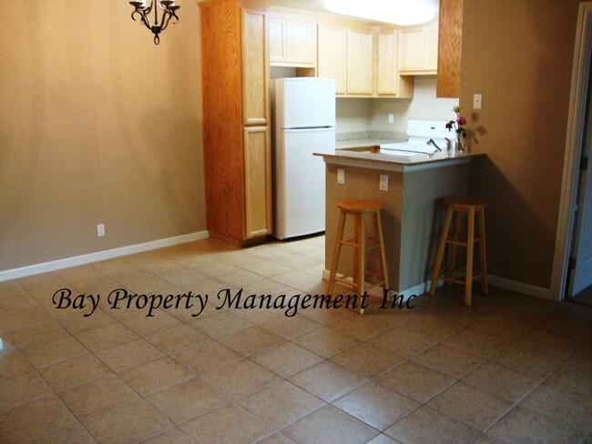 Building Photo - 1 bedroom condo in the gated Laurel Grove ...