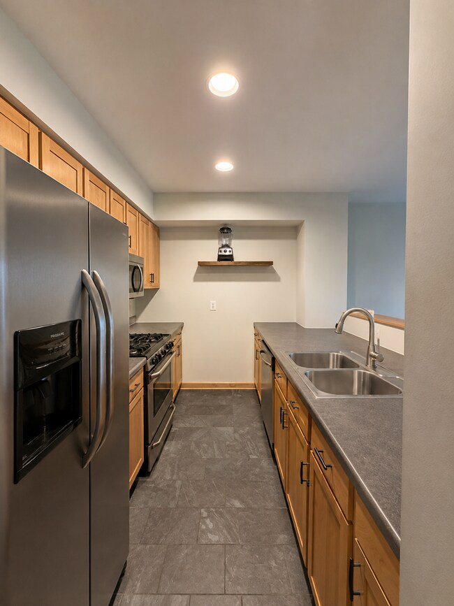 Foto del edificio - WONDERFUL 2 BEDROOM 1.5 BATH TOWNHOUSE W/ 1-CAR GARAGE!
