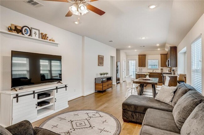 Foto del edificio - 6049 Urbano Bnd